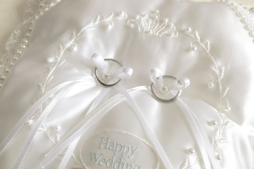 【結婚12周年】絹婚式はどうやってお祝いする？名前の意味やおすすめのプレゼントをご紹介します