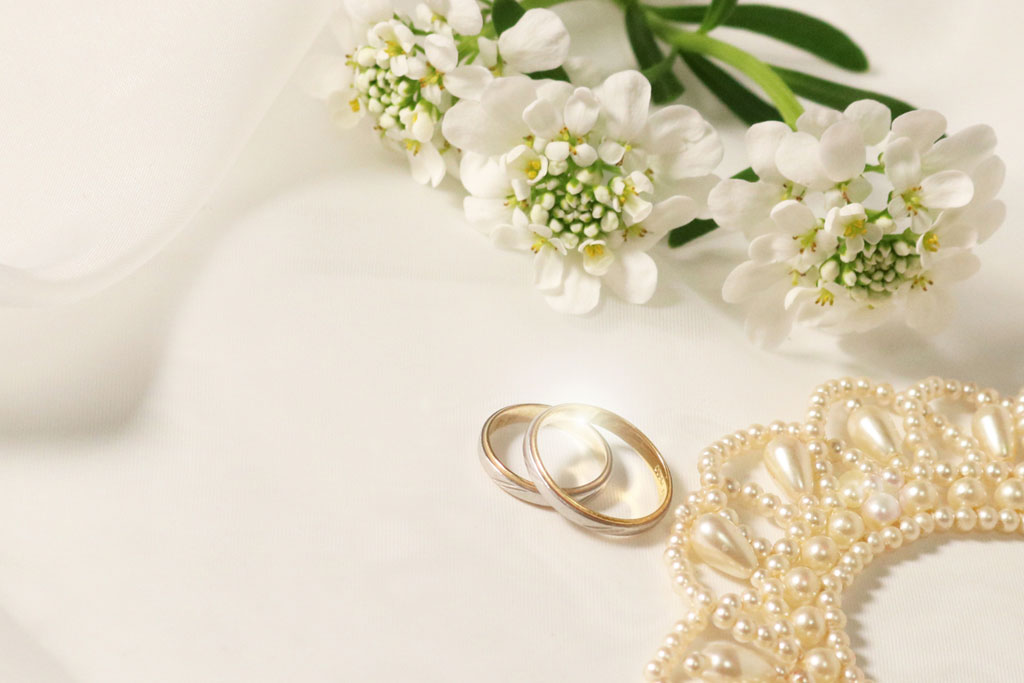 【結婚14周年】象牙婚式はどうやってお祝いする?意味や由来、おすすめのプレゼントをご紹介します