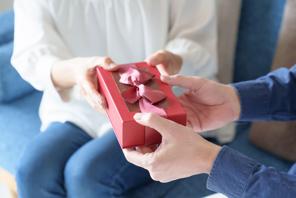 お父さんの還暦祝いに贈りたい「実用的」なプレゼントアイデア10選！おすすめ＆選び方をご紹介