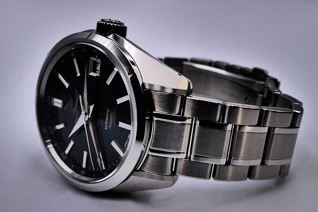 お父さんへの実用的な還暦祝いのプレゼントにおすすめの「時計」