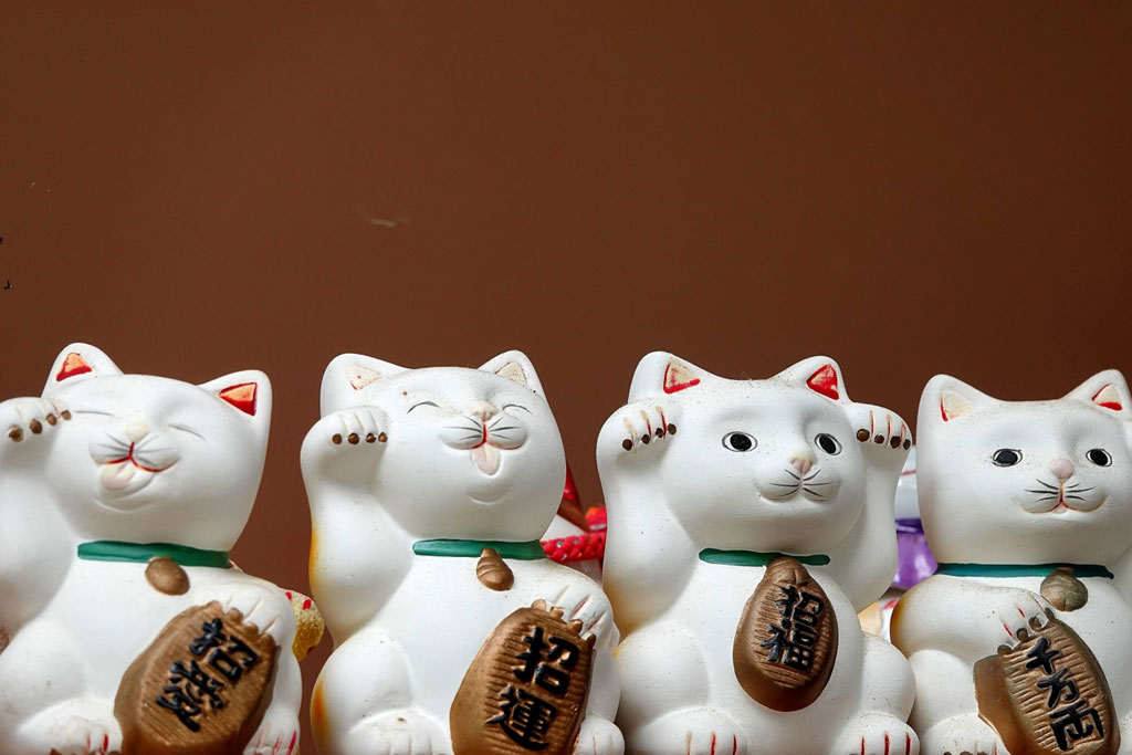 招き猫の手の意味は?