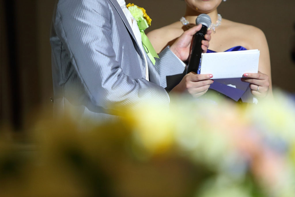 結婚式で両親に感謝を伝えるプレゼントおすすめ8選!選ぶ時のポイントやNGギフトもご紹介