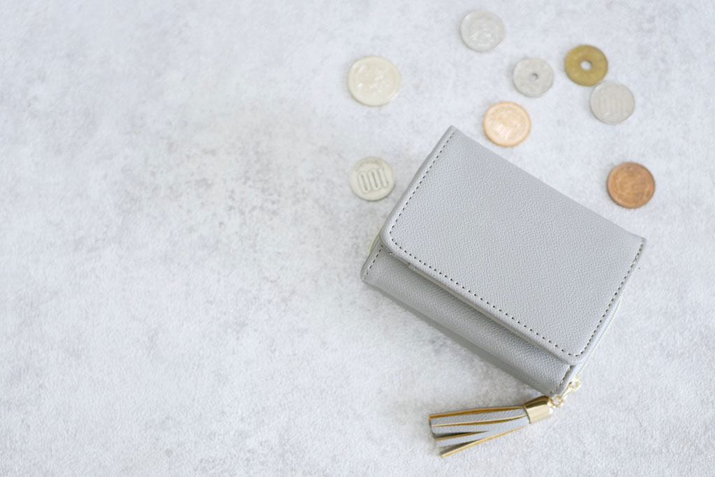 お財布は「寝かせる」のが吉!使い始める時にやりたいこと&おすすめアイテムをご紹介