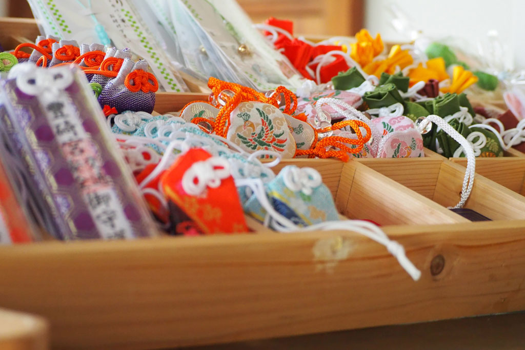 厄除けに神社やお寺のお守りを選ぶ