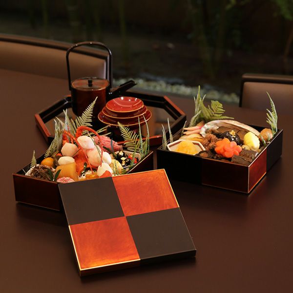 長く使うほど鮮やかな色に変わる白檀塗りのお重箱 二段重 白檀