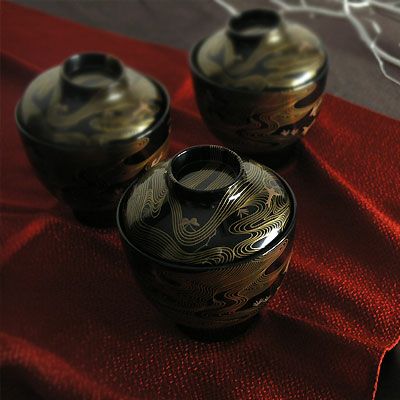 名匠、“呉籐友乗”の繊細優美な作品 『小吸物椀 波に蝶鳥蒔絵』 | 漆器 山田平安堂 WEB本店